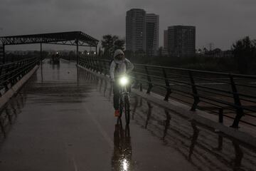 Cae la noche y la lluvia cae de nuevo en Valencia.