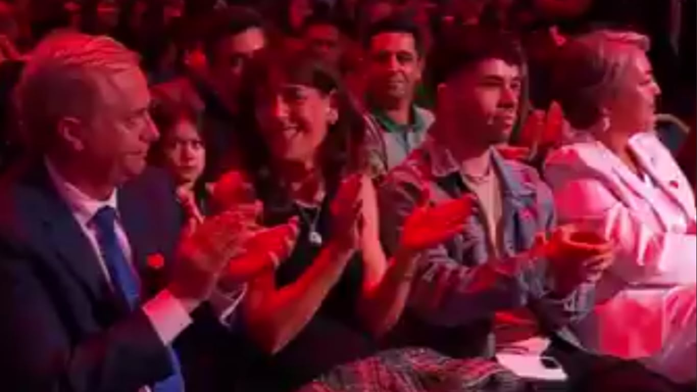 Presentan a Jara y Kast en el inicio de la Teletón 2025 y esto ocurre: los chilenos se manifiestan