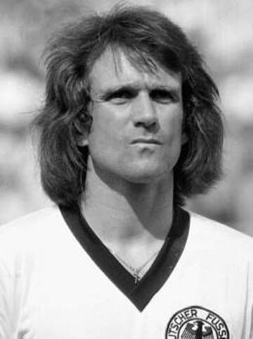 Fue parte de la generación liderada por Beckenbauer que se consagró en 1974, siendo este su último mundial y culminar su aparición en Copas del Mundo con 19 juegos. 