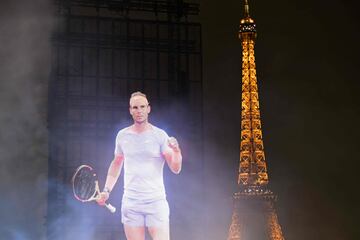 Rafa Nadal se despide del tenis en la Copa Davis en M¨¢laga. Nike y Par¨ªs le han homenajeado proyectando sus im¨¢genes en la Plaza de Trocadero de la capital francesa, donde gan¨® 14 Roland Garros.