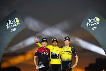 El podio del Tour 2019: Egan Bernal, Geraint Thomas y Kruijswijk.