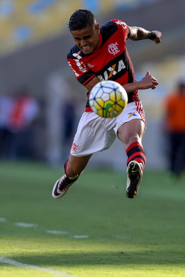 Everton de Flamengo patea el balón con fuerza durante un partido entre Flamengo y Santos como parte de Brasileirao Series A 2016 en el Estadio Maracana 