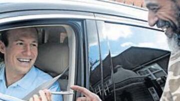 <b>CONTENTO. </b>Robben está feliz por su próximo fichaje por el Madrid y así de sonriente firmó un autógrafo a este curioso aficionado.