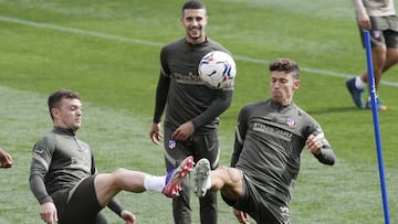 Trippier, Llorente y Hermoso, en el entrenamiento del Atl&eacute;tico.