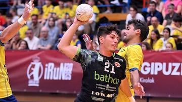 Isi Martínez (torrelavega) supera a la defensa del Bidasoa.