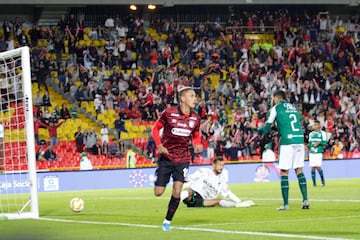 Independiente Santa Fe y Deportivo Cali jugaron en la segunda jornada del Torneo ESPN en el estadio El Campín. Se estrenaron varios de los refuerzos y el equipo bogotano consiguió la victoria 2-1.