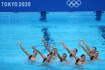 El combinado de natación artística durante la rutina técnica de equipos en la piscina.