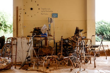 Una vista muestra equipos cubiertos de barro en la residencia para personas mayores, tras las fuertes lluvias que provocaron inundaciones, en Sedaví, Valencia.