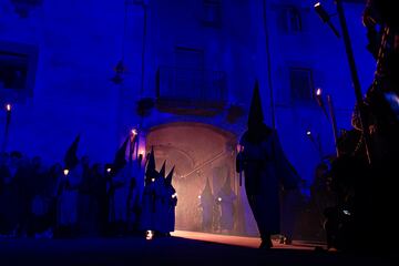 Varias personas sujetan una vela durante la procesión y ‘Dansa de la Mort’, en Verges, Girona, Cataluña (España).