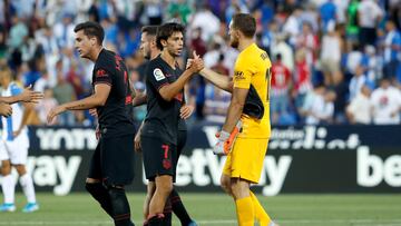 Jo?o F¨¦lix y Oblak se saludan en un partido del Atl¨¦tico.