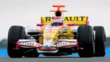 <b>EL CASCO PARECE DE NELSON. </b>Marcos rodó con el coche de Piquet del año pasado en Silverstone.