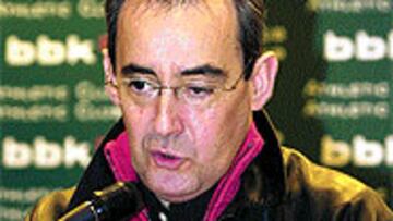 <b>PREOCUPADO.</b> Javier Uria no las tiene todas consigo.