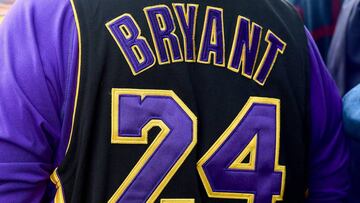 Un aficionado con el 24 de Kobe Bryant.