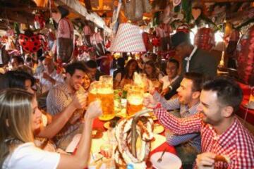 El Bayern de Múnich celebra el oktoberfest, la famosa fiesta de la cerveza en Alemania.