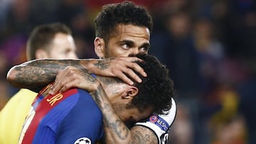 Dani Alves consolando a Neymar al término del encuentro que ha enfrentado a la Juventus y al Barcelona en el Camp Nou.