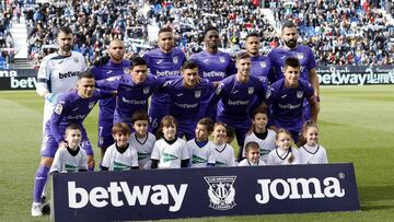 Formaci&oacute;n del Legan&eacute;s ante el Bar&ccedil;a.