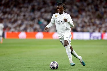 Una de las grandes sensaciones
de la temporada, brillando en
el lateral izquierdo. Su explosión responde al haberse ido conociendo poco a
poco, hasta ver que es mejor pivote que volante.