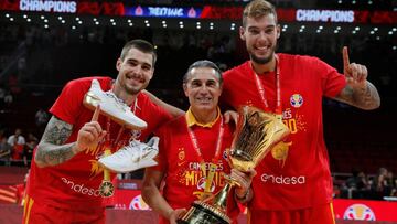GRAF2968. PEKÍN, 15/09/2019.- Los jugadores de la selección española de baloncesto Willy Hernangomez (d) y Juancho Hernangomez (i) junto al seleccionador Sergio Scariolo posan con el trofeo que les acredita vencedores del Mundial de Baloncesto de China 2