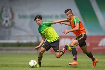 Rodolfo Pizarro disputando el esférico con Carlos Salcedo