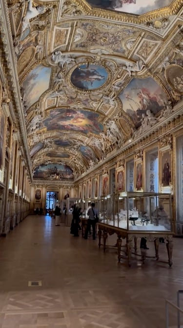 La Galería Apolo, que alberga joyas, diademas y broches de la era napoleónica, en el Museo del Louvre de París.