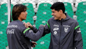 Football Soccer - Bolivia team training - World Cup 2018 Qualifiers - La Paz, Bolivia - 24/3/17. Marcelo Martins (L) and goalkeeper Carlos Lampe during a training session.