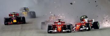 Verstappen toca a Raikkonen y éste se lleva por delante a Vettel que sigue a duras penas. La inercia del Ferrari del finlandés hace un recto en la primera curva y se atropella al Mclaren de Alonso que se puso 3º en la salida.