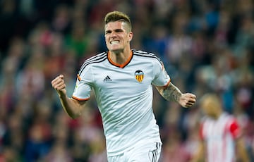 El 9 de mayo de 2014 se cerr¨® su traspaso al Valencia C. F. de la liga espa?ola por 4,7 millones de euros tras defender la camiseta del Racing Club argentino. Como valencianista jug¨® dos temporadas en las que pudo disputar 44 partidos.