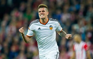 El 9 de mayo de 2014 se cerró su traspaso al Valencia C. F. de la liga española por 4,7 millones de euros tras defender la camiseta del Racing Club argentino. Como valencianista jugó dos temporadas en las que pudo disputar 44 partidos. 