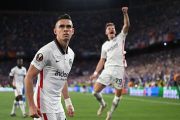 Mirada de tranquilidad. Santos Borré definió para marcar el 1-1 y en la celebración, miró a la afición alemana que acompañó a su equipo a Sevilla