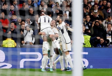 3-0. Rodrygo celebra con sus compañeros el tercer tanto que marca en el minuto 61 de partido.