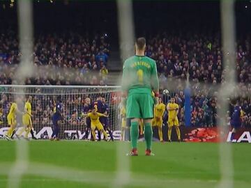 Momento en el que Oblak reacciona al lanzamiento de falta de Messi.