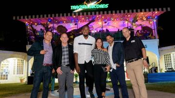 Usain Bolt y alguno de sus colaboradores ante uno de sus restaurantes en Jamaica.