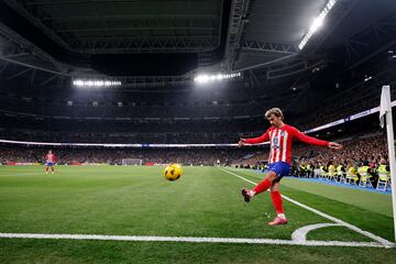 Antoine Griezmann lanza un córner durante el encuentro entre el Real Madrid y Atlético de Madrid.