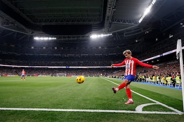 Antoine Griezmann lanza un córner durante el encuentro entre el Real Madrid y Atlético de Madrid.