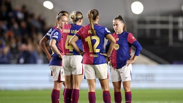 Manchester (United Kingdom), 09/10/2024.- Players of FC Barcelona talk during the UEFA Women's Champions League match between Manchester City and FC Barcelona in Manchester, Britain, 09 October 2024. (Liga de Campeones, Reino Unido) EFE/EPA/ADAM VAUGHAN