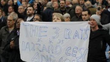 Stamford Bridge señala: "Las 3 ratas; Hazard, Cesc y Costa"