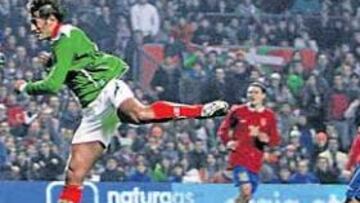 <b>EL SEGUNDO GOL VASCO. </b>Urzaiz remató con contundencia de cabeza a las redes de Avramov un centro desde la derecha de su compañero en el Athletic Joseba Etxeberria.