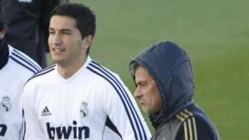 <b>RADIANTE. </b>Sahin, con Mourinho en el entrenamiento de ayer.