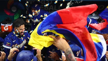 MIAMI, FLORIDA - MARCH 16: Gleyber Torres #25 of Team Venezuela celebrates with teammates a 4-2 victory against Team Italy after the game at loanDepot park on March 16, 2026 in Miami, Florida. Megan Briggs/Getty Images/AFP (Photo by Megan Briggs / GETTY IMAGES NORTH AMERICA / Getty Images via AFP)