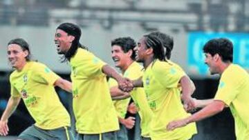<b>SE RÍEN PORQUE DAN MIEDO. </b>Leiva, Pato, Ronaldinho y otros compañeros, ayer en Singapur.