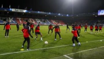 ÚLTIMAS INSTRUCCIONES. Los jugadores hacen un rondo en el último entrenamiento del Atlético antes del partido ante el Plzen.