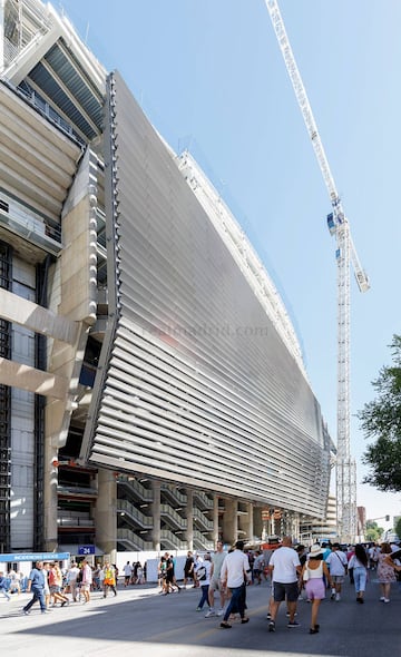 Las lamas del exterior ya están instalándose en la fachada del nuevo Santiago Bernabéu. Serán una de las grandes características del nuevo feudo blanco.