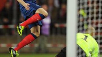 <b>MUY SOLO. </b>Benzema lo intenta ante Joubert, pero no tuvo suerte.