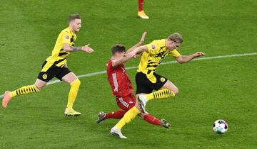 Momento en el que Kimmich entra con fuerza a Haaland para evitar el gol del Borussia Dortmund. Al fondo, Marco Reus.