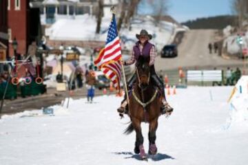 Este fin de semana se ha desarrollado en la calles de Leadville, Colorado; la 68 edición de la carrera anual de Skijoring 