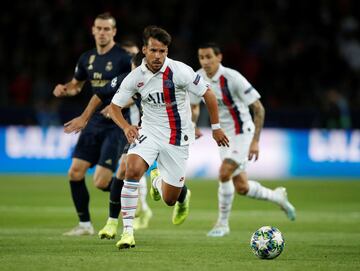 Después de su paso por la Bundesliga, el 31 de agosto de 2018 se incorporó al PSG que pagó unos quince millones por el lateral.