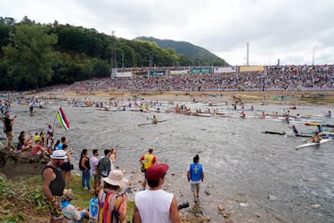 Salida de la prueba del Descenso Internacional del Sella de piragüismo en Arriondas.
