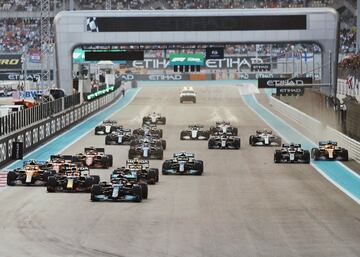 Mala salida de Max Verstappen que fue adelantado por Hamilton. 
