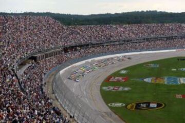 Carrera en la pista de Talladega en Alabama, uno de los óvalos más rápidos y largos de la temporada con más de 4,1 km. En dicha pista, como en Daytona, las velocidades son muy altas, debido tanto a su longitud como a sus peraltes; por tanto en todas las categorías se le colocan dos placas restrictoras de velocidad, sobre todo en la boca del carburador, impidiendo que el motor desarrolle más caballaje dejando a los vehículos con la mitad de la potencia de los motores.