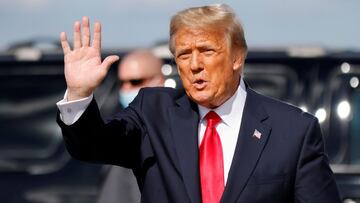 El expresidente de Estados Unidos, Donald Trump, saluda a su llegada al Aeropuerto Internacional de Palm Beach en West Palm Beach, Florida, Estados Unidos, 20 de enero de 2021.